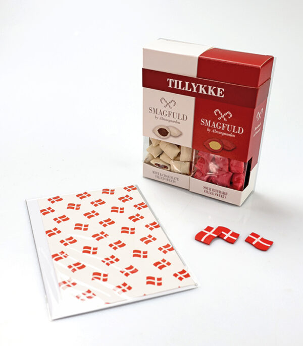 tillykke bolcher et tillykke kort samt et par flag