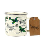 Emaljeret Metalkrus med Historiske Fly. En skøn gave til en flyentusiast eller en pilot. Køb sammen med en metalfigur eller pilot vinholder.