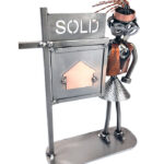 uddannelsesgave eller gave til ejendomsmægler metalfigur mand eller kvinde