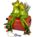 Frø Par sidder på Rejsekuffert Sparebøsse til kærestepar som sparer op til ferie