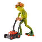 Frø med plæneklipper og hat af hør