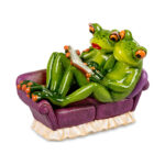 Frø Par Læser Sammen i sofaen som indflyttergave. housewarming gave