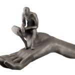 skulptur manden på hånden gave til filosof