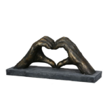 hjerte formet af hænder. Håndtegn skulptur som gave