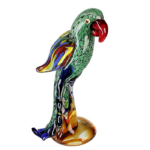 Glaskunst i form af multifarvet Papegøje formet af dygtig glaspuster. Smuk fugl i farvet glas som bryllupsgave eller gave til ham eller hende.