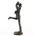 par som kysser i gensysnglade han løfter hende op jernfigur skulptur