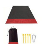 Campingtæppe 140x200cm rødt med sort. Et vandafvisende letvægtstæppe til camping, picnic eller stranden. Fylder 16x7cm sammenfoldet.