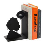 Bogstøtte Einstein i sort metal. Ikonisk figur som gave til forsker, studerende eller videnskab interesseret ham eller hende. En perfekt gave til den kloge.
