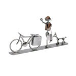 Cykelbud metalfigur - Jagtet af hund som gave til voltbud, postbus, avisbus eller cykelbud