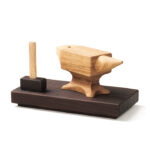 smed svendegave i træ af Maya Soele