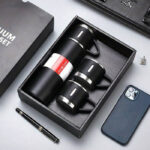 sort termoflaske gavesæt som gave til kontormand eller kontorkvinde, picnic eller camping