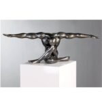 skulptur cliffhanger med atleten mand symbolikfigur