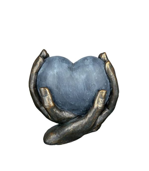 skulptur hjerte i hænderne symbolik figur for omsorg og kærlighed til sygeplejerske eller sosu assistent
