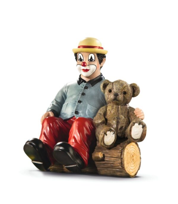 klovn bedste venner med bamse på træstub